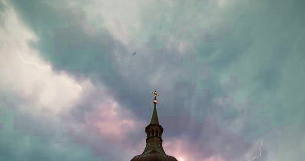 Liják a blesky ve Žďáru nad Sázavou - poutní kostel sv. Jana Nepomuckého na Zelené Hoře. (5.7.2023)