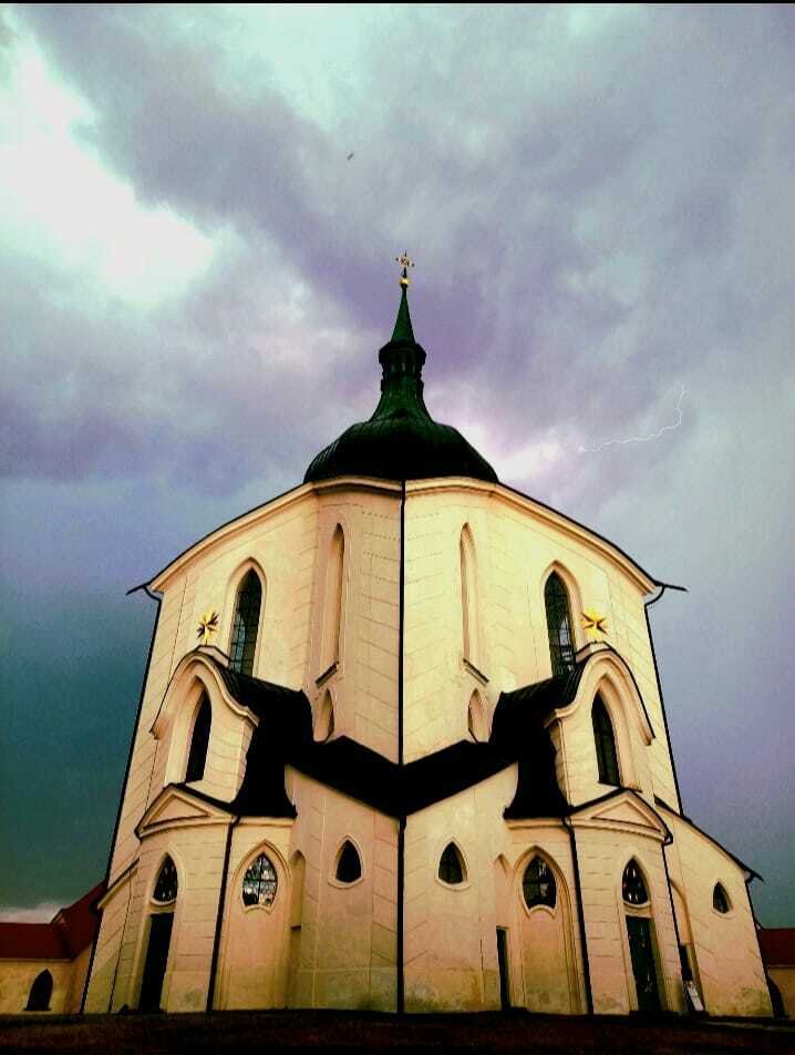 Liják a blesky ve Žďáru nad Sázavou - poutní kostel sv. Jana Nepomuckého na Zelené Hoře. (5.7.2023)