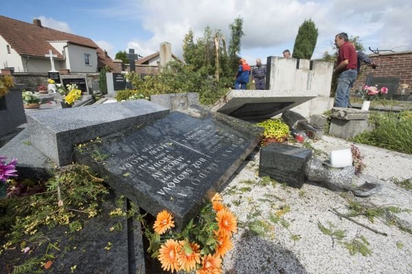 Vichr zpustošil i bohuslavický hřbitov. 