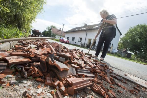 Místní obyvatelé včera likvidovali následky pohromy.  