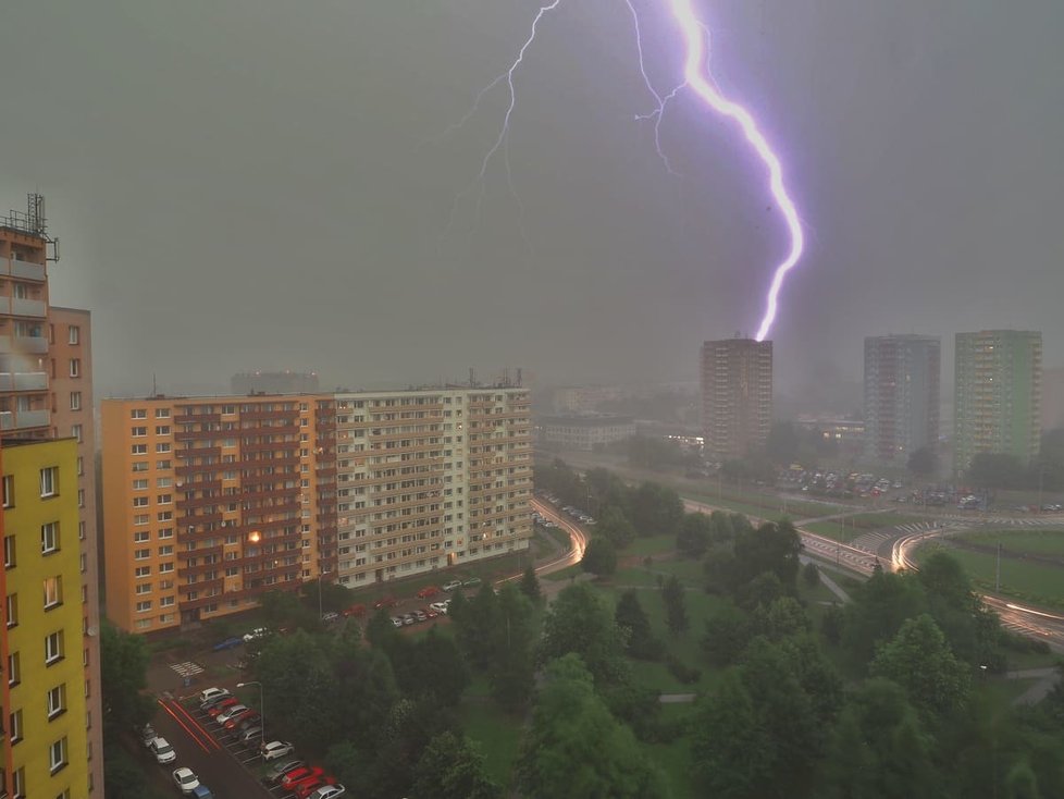 Bouřka zachycená na sídlišti v Ostravě-Hrabůvce