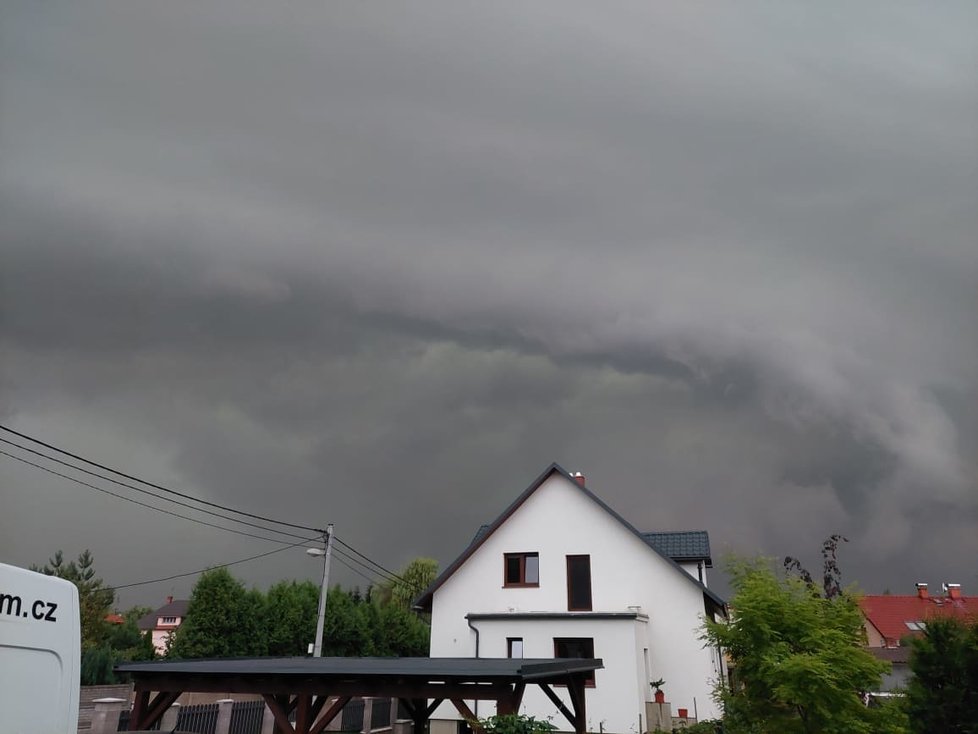 Bouřkový mrak ve tvaru shelf cloud byl vyfocen v Ludgeřovicích na Opavsku.