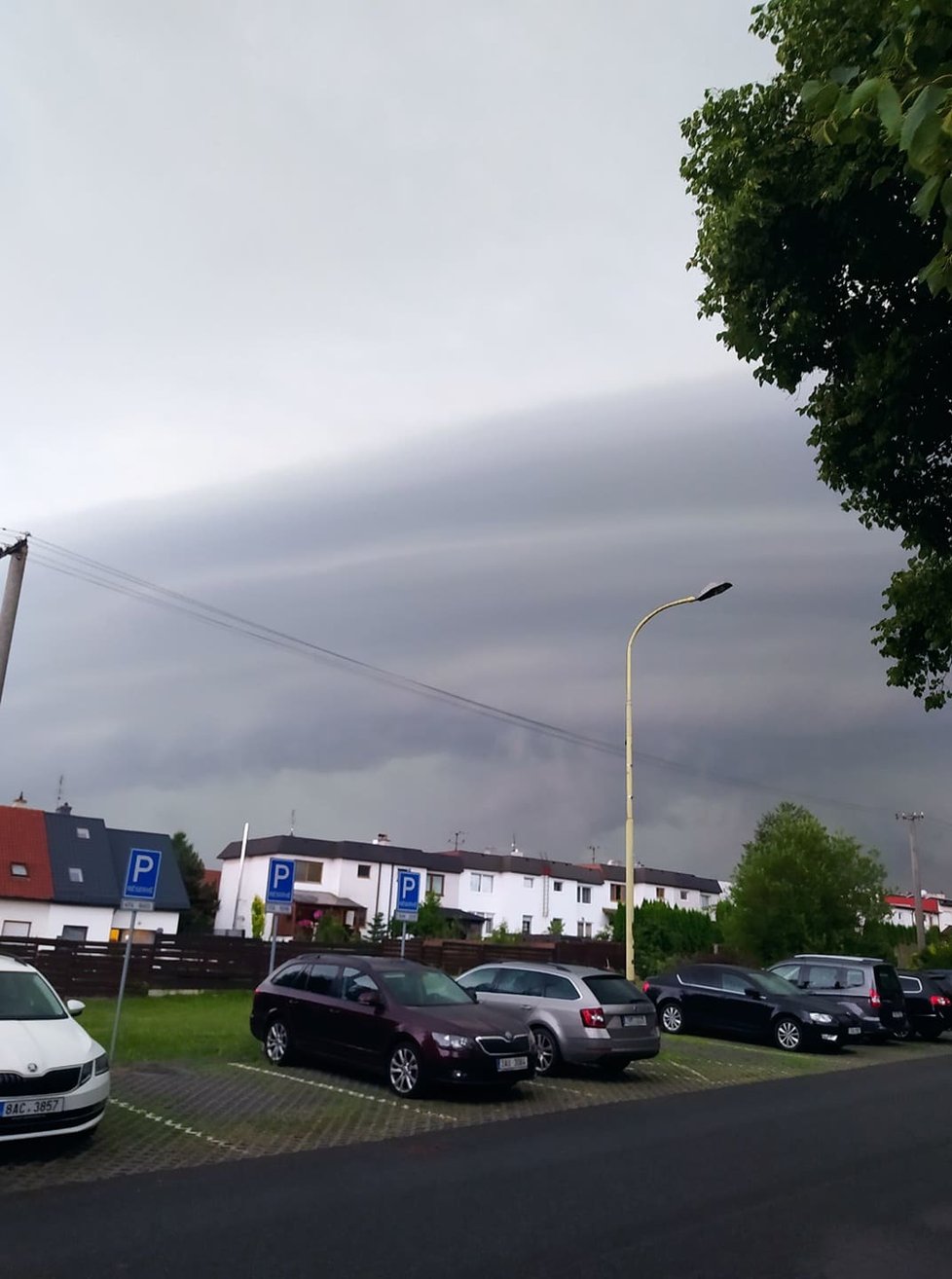 Bouřkový mrak ve tvaru shelf cloud vyfocen v Hlučíně.