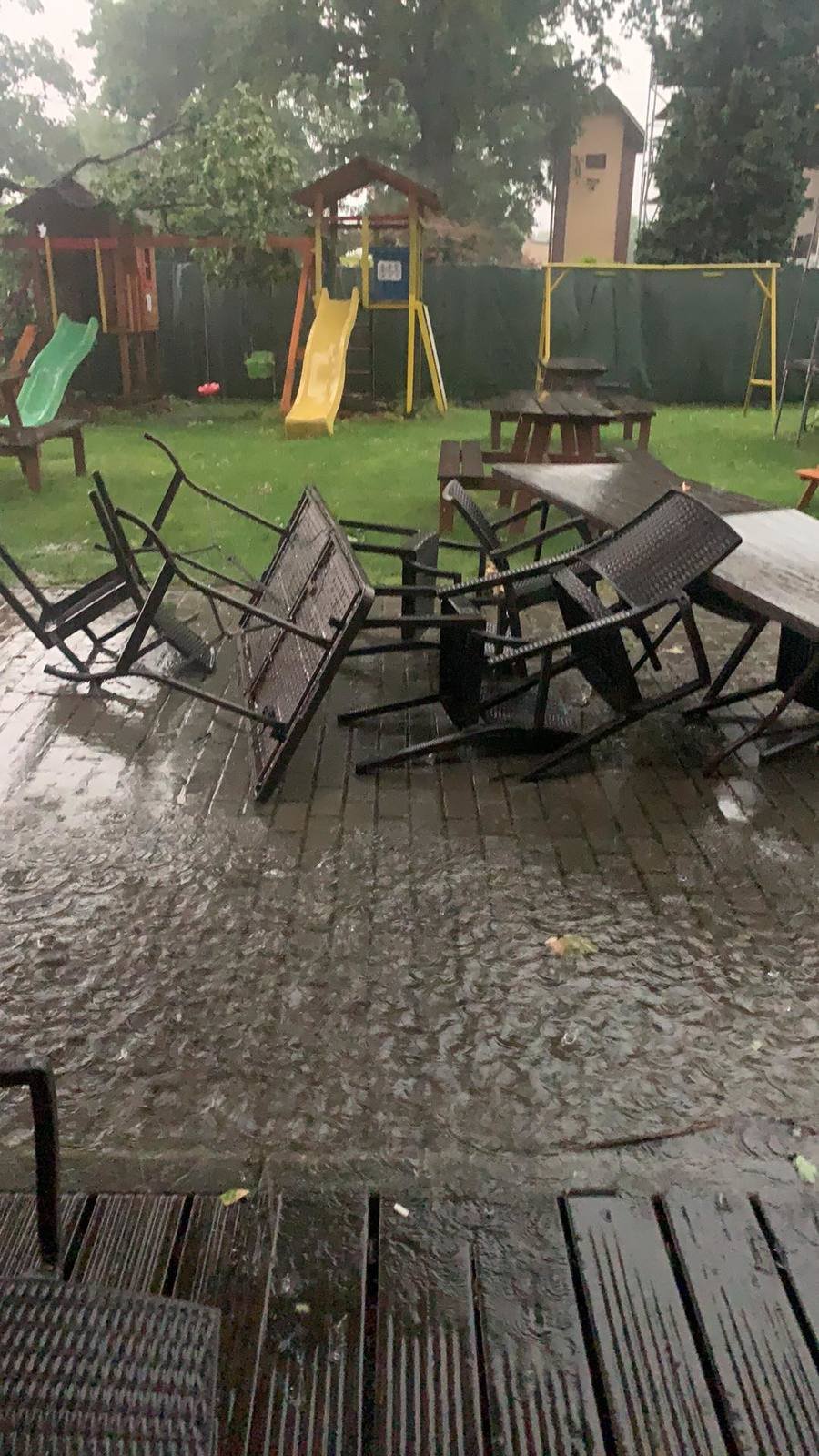 Takto dopadla po bouřce hospůdka v Hati na Opavsku.