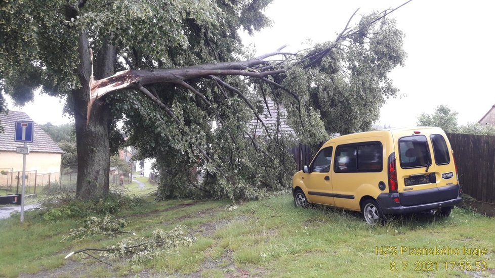 Přes Plzeňský kraj se prohnala bouřka a krupobití (8. 7. 2021)