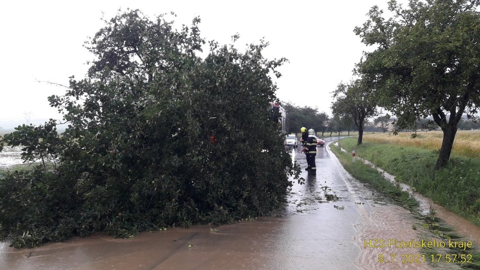 Přes Plzeňský kraj se prohnala bouřka a krupobití (8. 7. 2021)