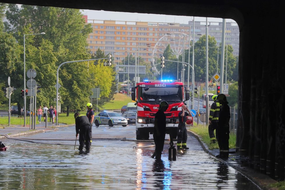 Zásah hasičů po bouřce v Praze (13. 6. 2020)