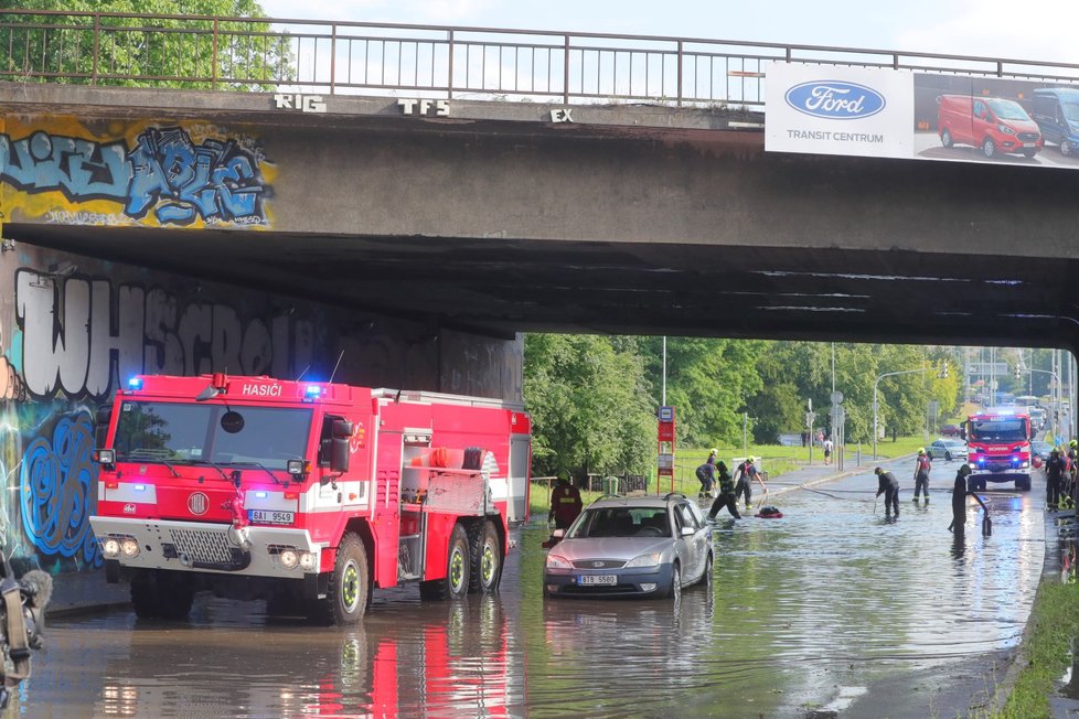 Zásah hasičů po bouřce v Praze (13. 6. 2020)