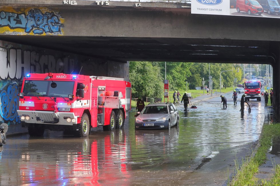 Zásah hasičů po bouřce v Praze (13. 6. 2020)