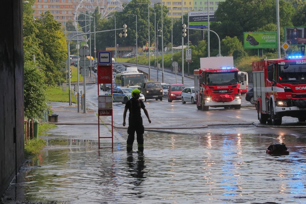 Zásah hasičů po bouřce v Praze (13. 6. 2020)