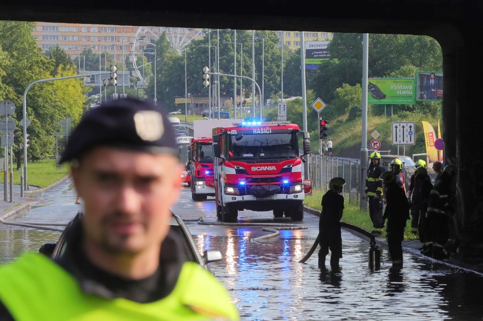 Zásah hasičů po bouřce v Praze (13. 6. 2020)