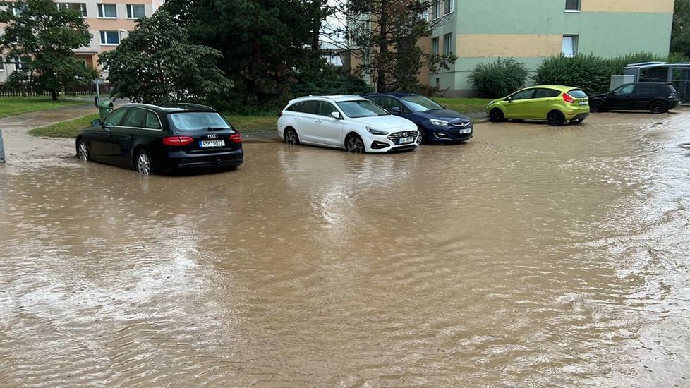 Následky bouřky v ulici U Skladu v Praze.