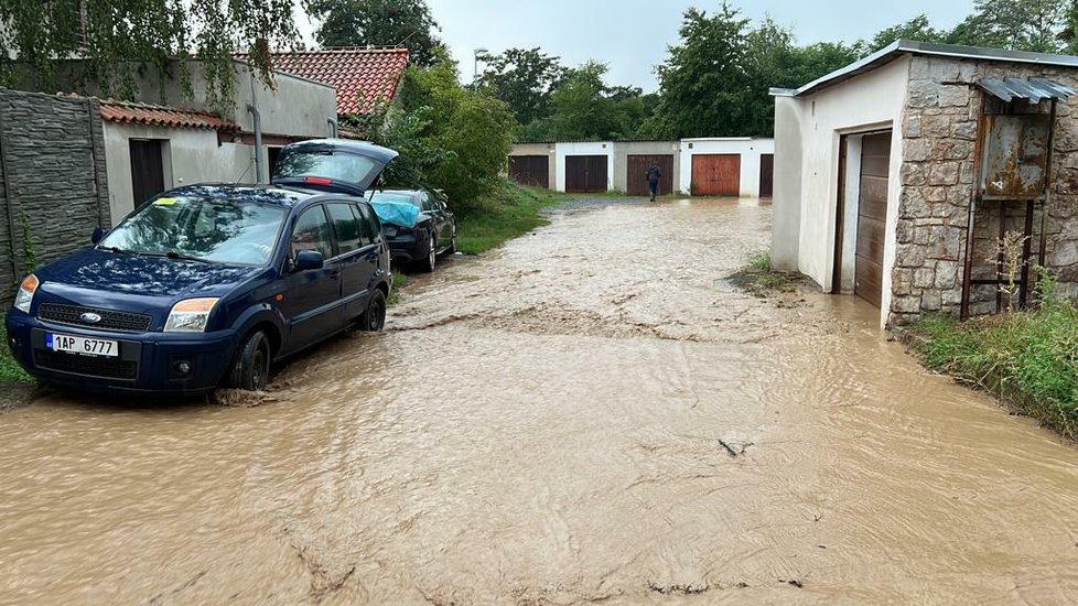 Následky bouřky v ulici U Skladu v Praze.