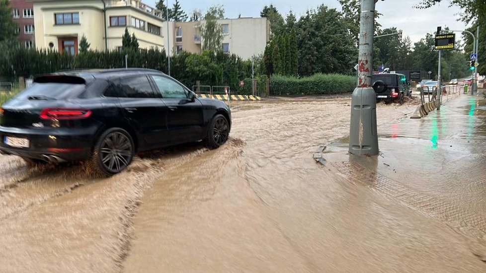 Následky bouřky v ulici U Skladu v Praze.