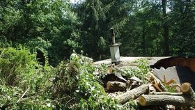 V Žeravicích v chatové oblasti spadl strom na chatku a přetrhal dráty elektrického vedení.