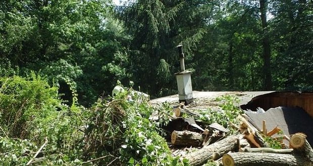 V Žeravicích v chatové oblasti spadl strom na chatku a přetrhal dráty elektrického vedení.