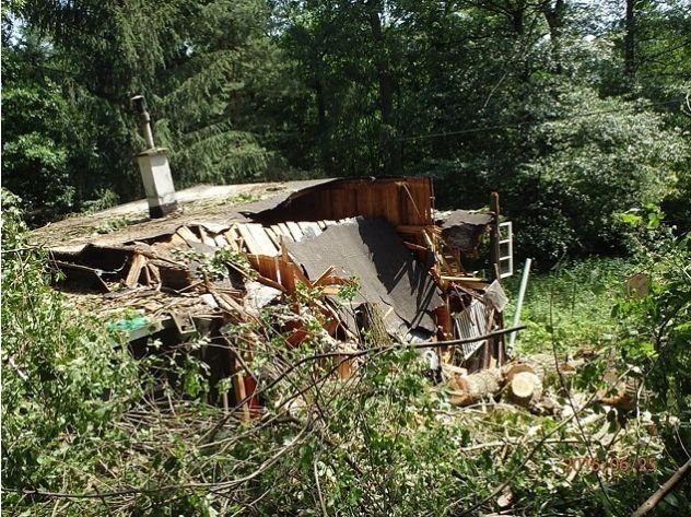 V Žeravicích v chatové oblasti spadl strom na chatku a přetrhal dráty elektrického vedení.