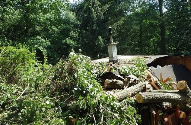 V Žeravicích, v chatové oblasti spadl strom na chatku a přetrhal dráty elektrického vedení.