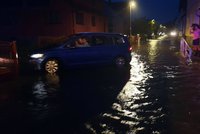 Bouřky a lijáky: Voda lámala asfalt, trhala beton, potápěla auta. Sledujte radar Blesku