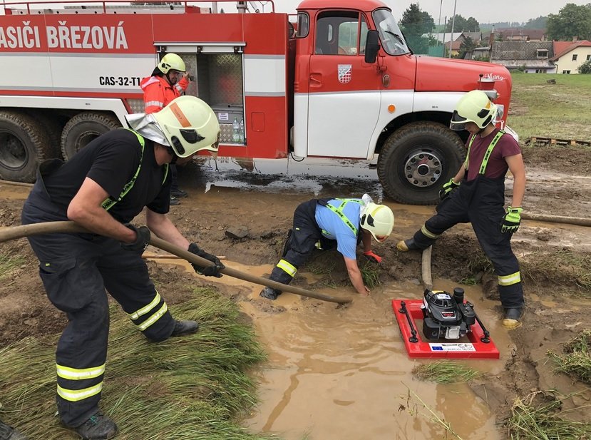 Plné ruce práce měli kvůli bouřce s přívalovými dešti hasiči v Moravskoslezském kraji (3.6.2018)