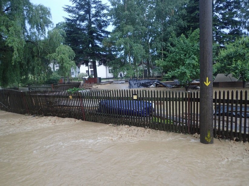 Plné ruce práce měli kvůli bouřce s přívalovými dešti hasiči v Moravskoslezském kraji (3.6.2018)