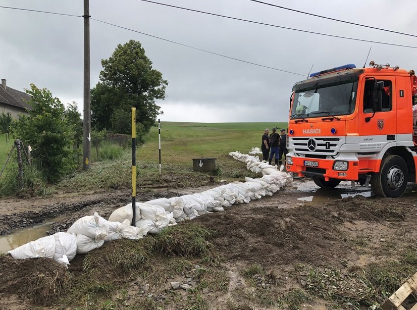 Plné ruce práce měli kvůli bouřce s přívalovými dešti hasiči v Moravskoslezském kraji (3.6.2018)