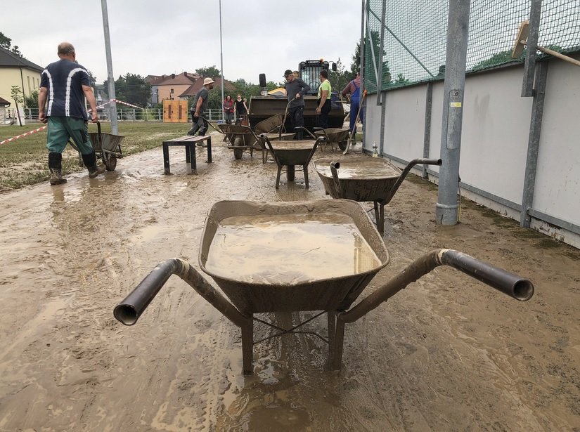 Plné ruce práce měli kvůli bouřce s přívalovými dešti hasiči v Moravskoslezském kraji (3.6.2018)