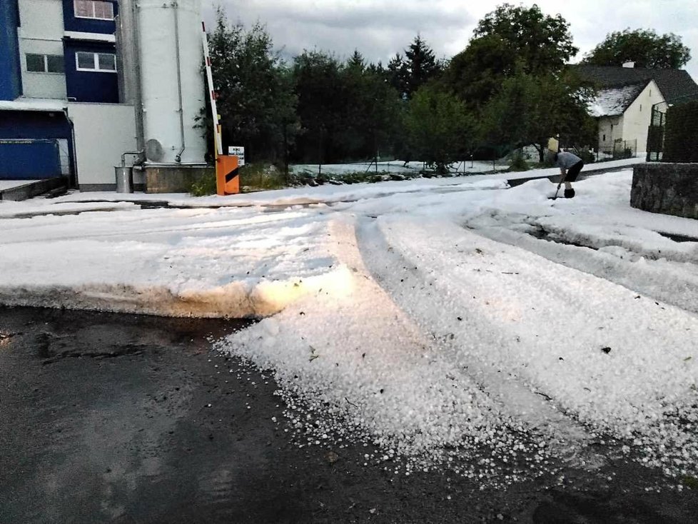 Nános krup po bouřce v Olešnici v okrese Blansko. (16.6.200)