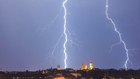 Přes celou Českou republiku postupují silné bouřky