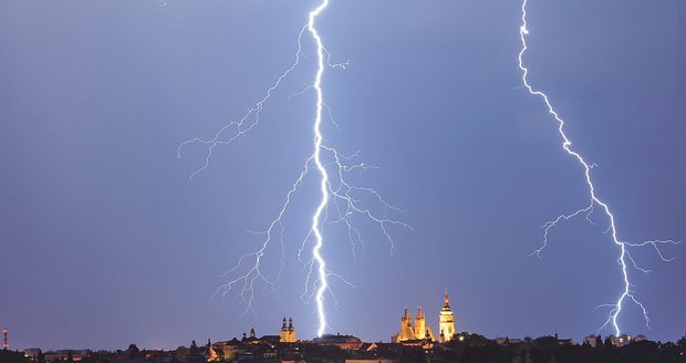 Přes celou Českou republiku postupují silné bouřky
