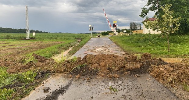 Silné bouřky se přehnaly také Olomouckým krajem, hasiči odčerpávali vodu a vyjížděli i k dalším problémům (2.7.2020)