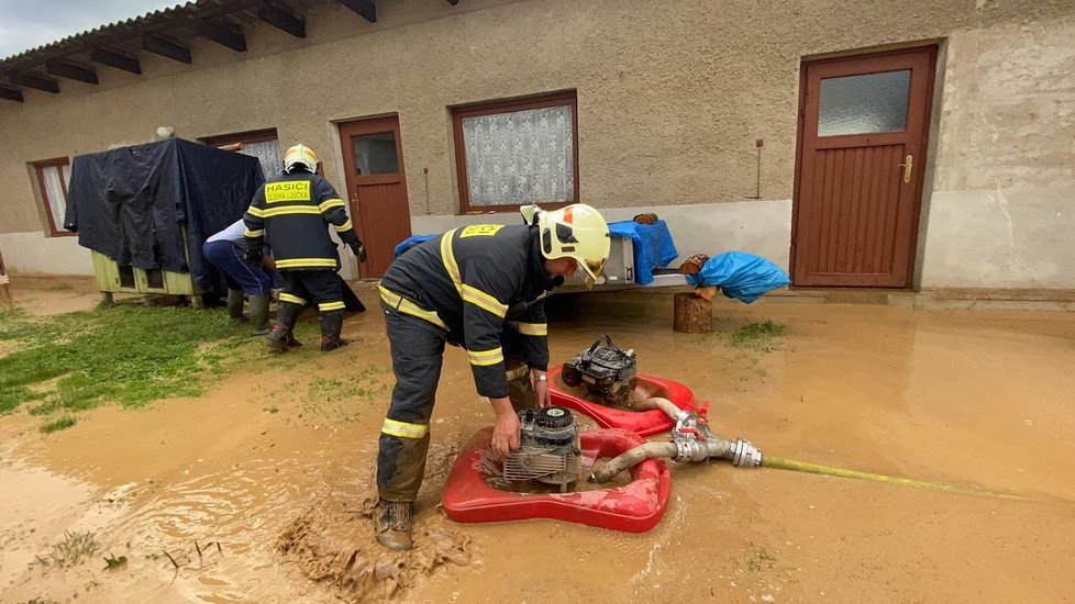 Silné bouřky se přehnaly také Olomouckým krajem, hasiči odčerpávali vodu a vyjížděli i k dalším problémům (2. 7. 2020).