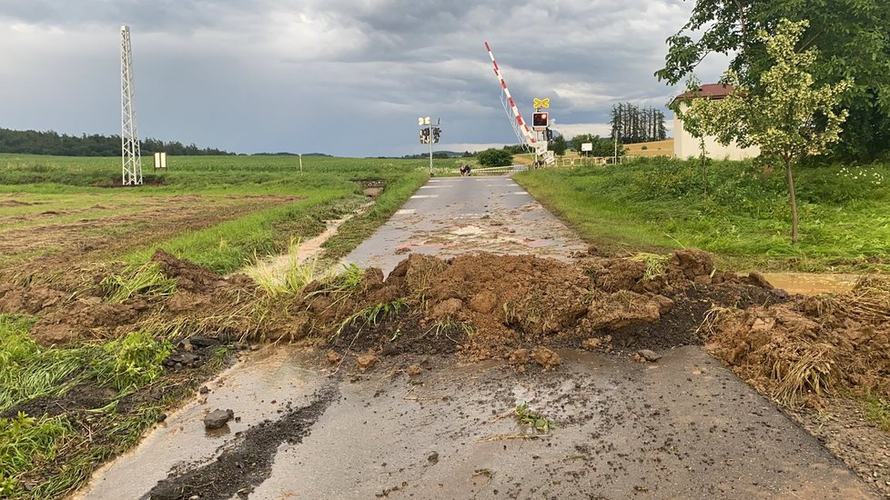 Silné bouřky se přehnaly také Olomouckým krajem, hasiči odčerpávali vodu a vyjížděli i k dalším problémům (2.7.2020)