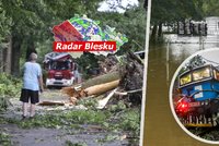 Řádění bouřek v Česku: 2 mrtví, rozvodněné toky, evakuace dětí z táborů. Sledujte radar Blesku