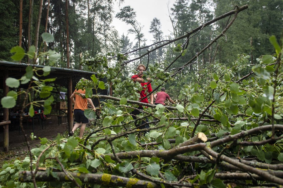 Řádění bouřek v Královéhradeckém kraji, hasiči museli zasahovat v dětském táboře u Nemojova na Trutnovsku (15.7.2021)