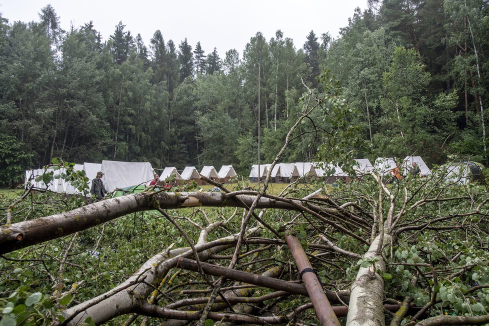 Řádění bouřek v Královéhradeckém kraji, hasiči museli zasahovat v dětském táboře u Nemojova na Trutnovsku (15.7.2021)