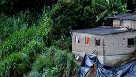 Po sesuvu půdy v brazilském Belo Horizonte záchranáři usilovně hledají uvězněné oběti.