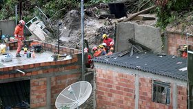 Po sesuvu půdy v brazilském Belo Horizonte záchranáři usilovně hledají uvězněné oběti.