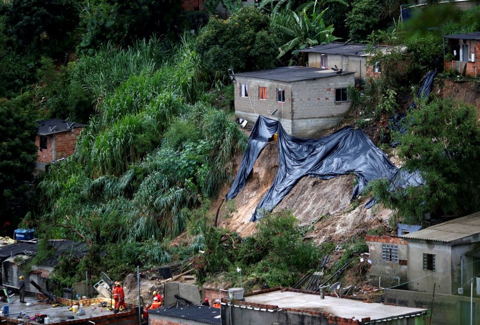 Po sesuvu půdy v brazilském Belo Horizonte záchranáři usilovně hledají uvězněné oběti.