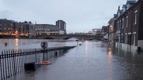 Záplavy v anglickém Yorku v sobotu 30. prosince 2023 poté, co se řeka Ouse vylila z břehů.