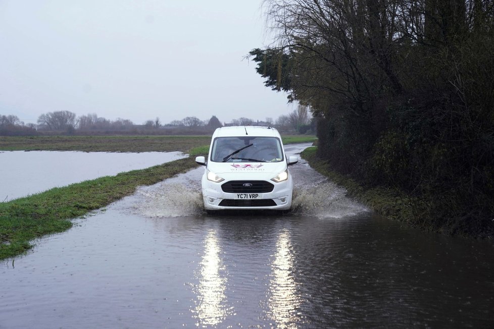 Dodávka projíždí zaplavenou silnicí v Temple Hirst u Selby v anglickém hrabství North Yorkshire, (2. ledna 2024).