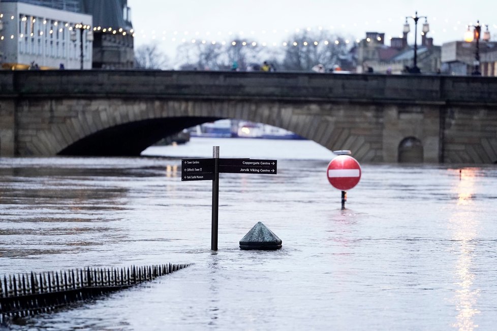 Záplavy v anglickém Yorku v sobotu 30. prosince 2023 poté, co se řeka Ouse vylila z břehů.