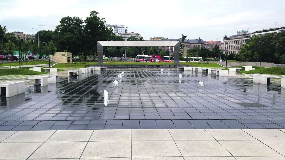 Brno, Moravské náměstí  Úterý 12. 7., 8 hod. Ranní déšť zkrápěl včera ráno vyprázdněné náměstí.