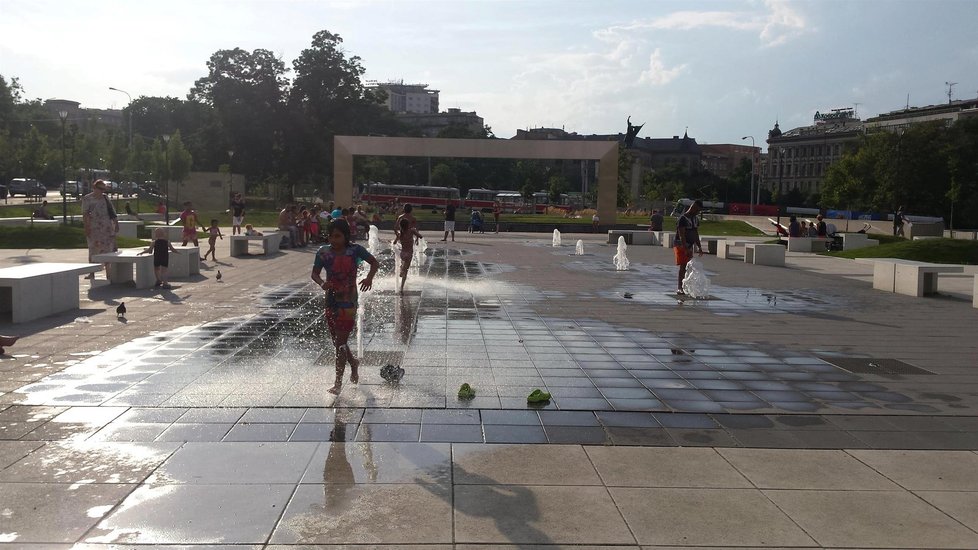 Brno, Moravské náměstí,  pondělí 11. 7., 18 hod. Na rozpáleném náměstí hledaly děti osvěžení u fontánek.