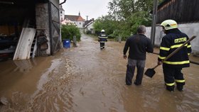 Nový Rychnov, sobota 19:34: Střed obce zaplavila voda z polí.