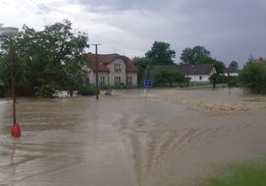 Výrava, sobota 19:41: Uprostřed Výravy zůstalo po bouřce obří jezero.