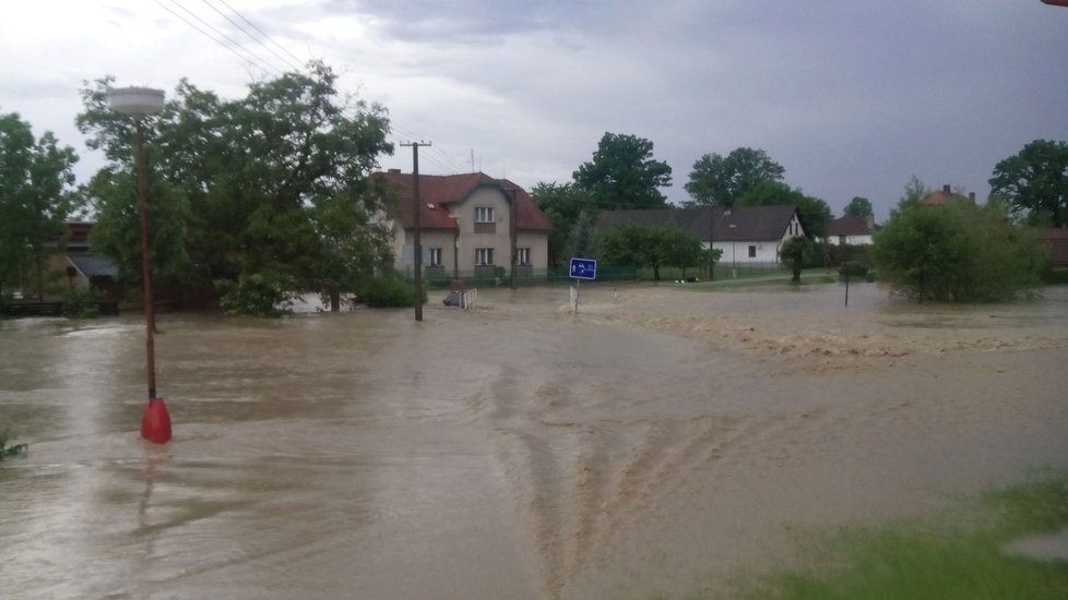 Výrava, sobota 19:41: Uprostřed Výravy zůstalo po bouřce obří jezero.