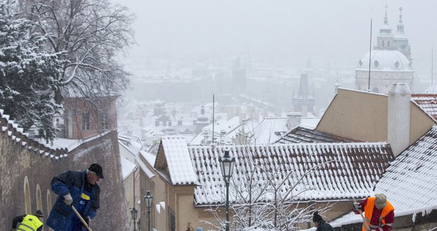 Do ulic vyrazili údržbáři. Sníh odklízeli i na Starých zámeckých schodech u Pražského hradu.