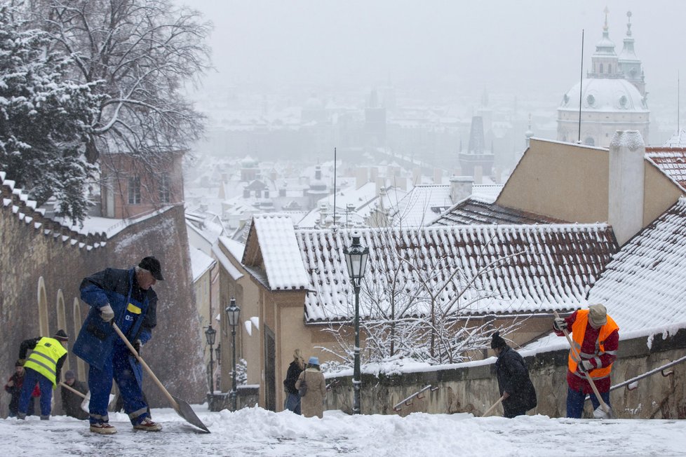 Do ulic vyrazili údržbáři. Sníh odklízeli i na Starých zámeckých schodech u Pražského hradu.