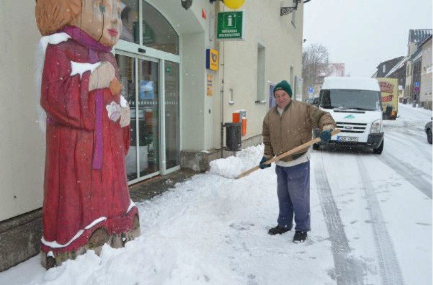 Na Božím Daru místní, tady konkrétně domorodec Jan Droždiak (55), opět vytáhli lopaty a na silnice vyjely pluhy. Sněhu tu měli víc než v prosinci.